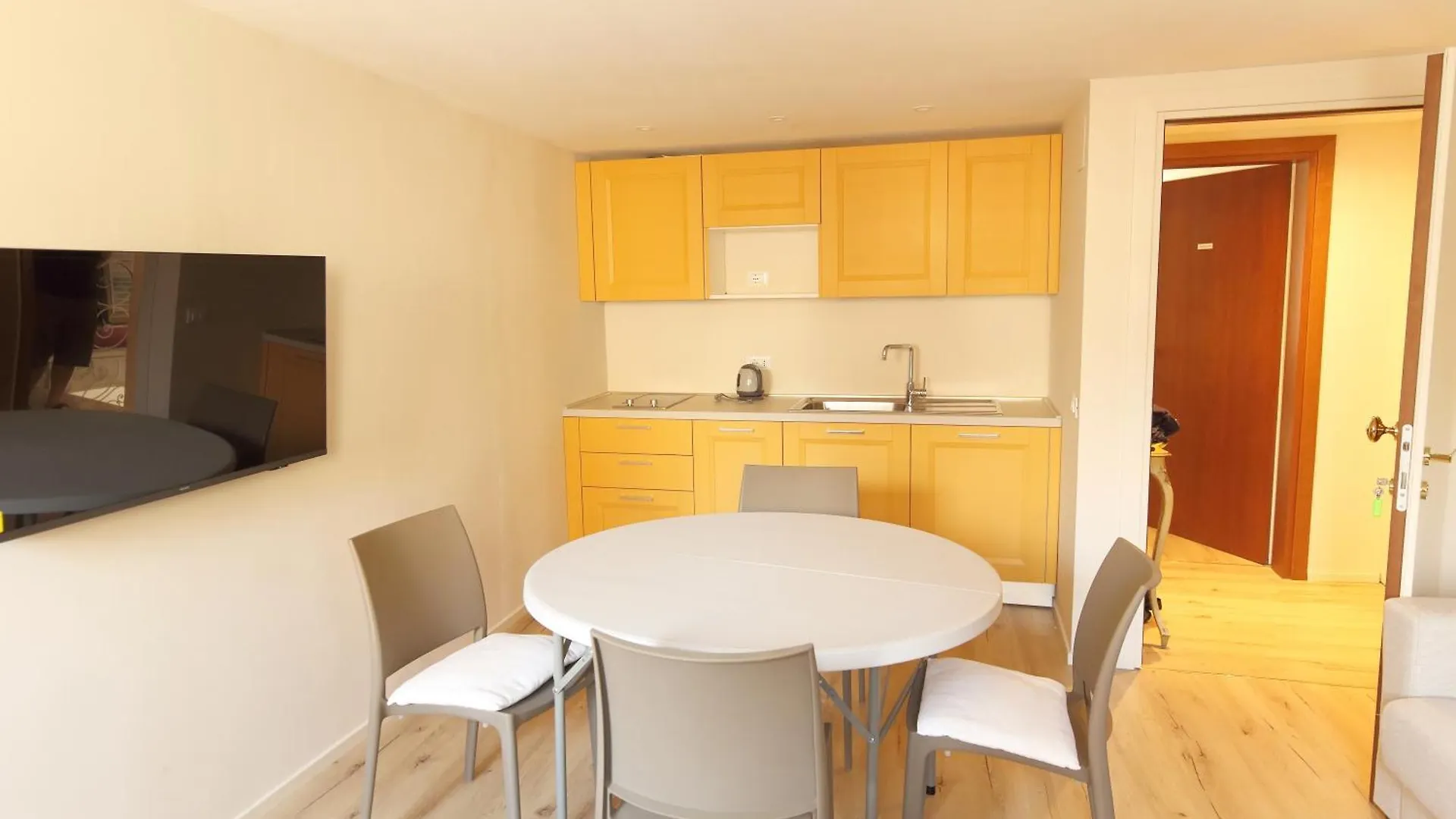 Контакты Ross\' House 2
